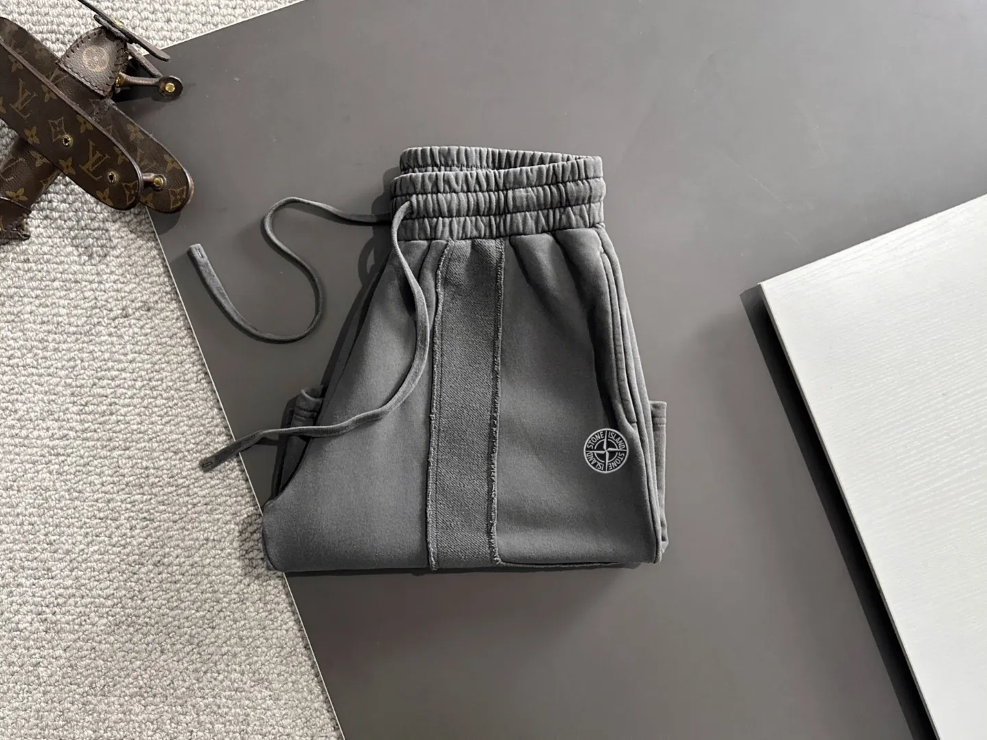 🅿️330 shipped next day, high quality Stone lsland/stone island 2025 spring and summer new style casual solid color loose shorts with elastic band, two needle stitches at the hem of the trousers, fine and firm stitching, custom-made fabrics at the counter, high breathability and comfort, impeccable details, brand element design concept, reflecting high quality. It feels delicate and soft! It presents a casual cut and the upper body shape is great! Size: S-XXL